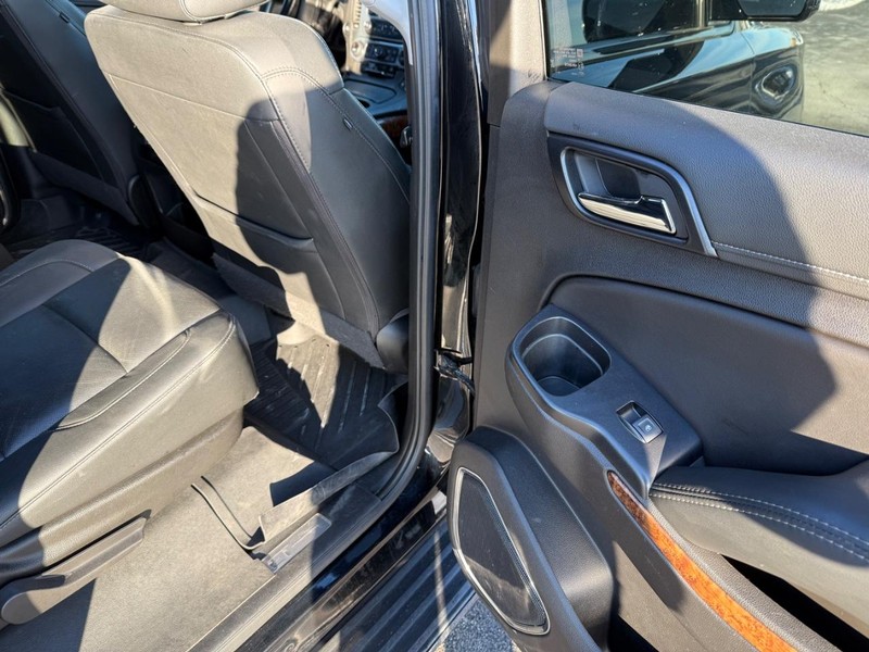 Chevrolet Suburban Vehicle Full-screen Gallery Image 12