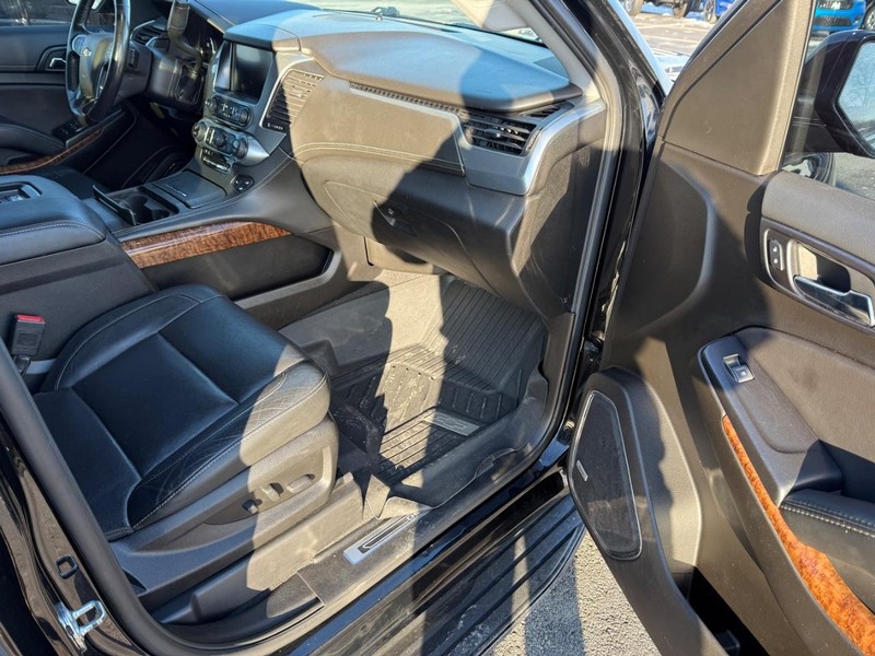 Chevrolet Suburban Vehicle Full-screen Gallery Image 17