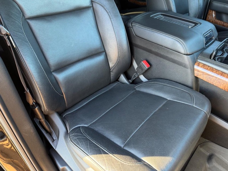 Chevrolet Suburban Vehicle Full-screen Gallery Image 18