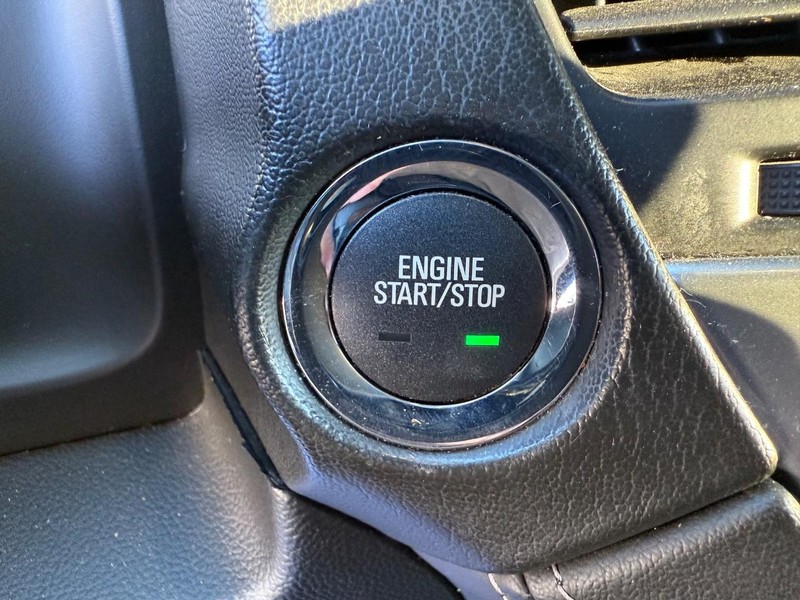 Chevrolet Suburban Vehicle Full-screen Gallery Image 24