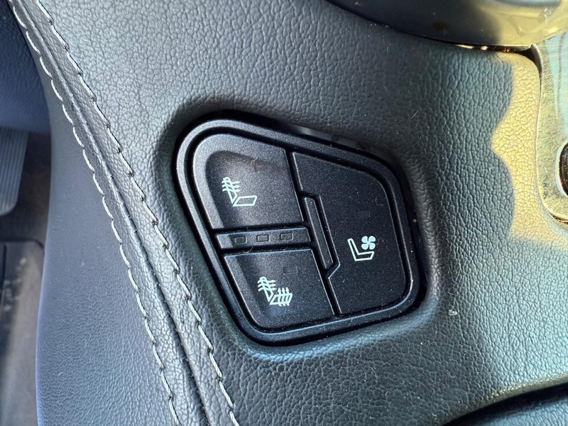 Chevrolet Suburban Vehicle Full-screen Gallery Image 25