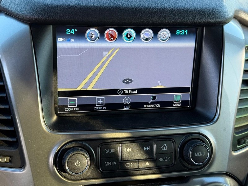 Chevrolet Suburban Vehicle Full-screen Gallery Image 26