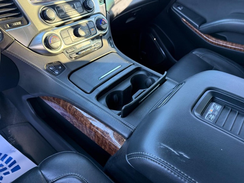 Chevrolet Suburban Vehicle Full-screen Gallery Image 29