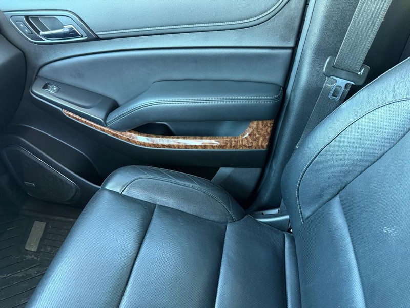 Chevrolet Suburban Vehicle Full-screen Gallery Image 30