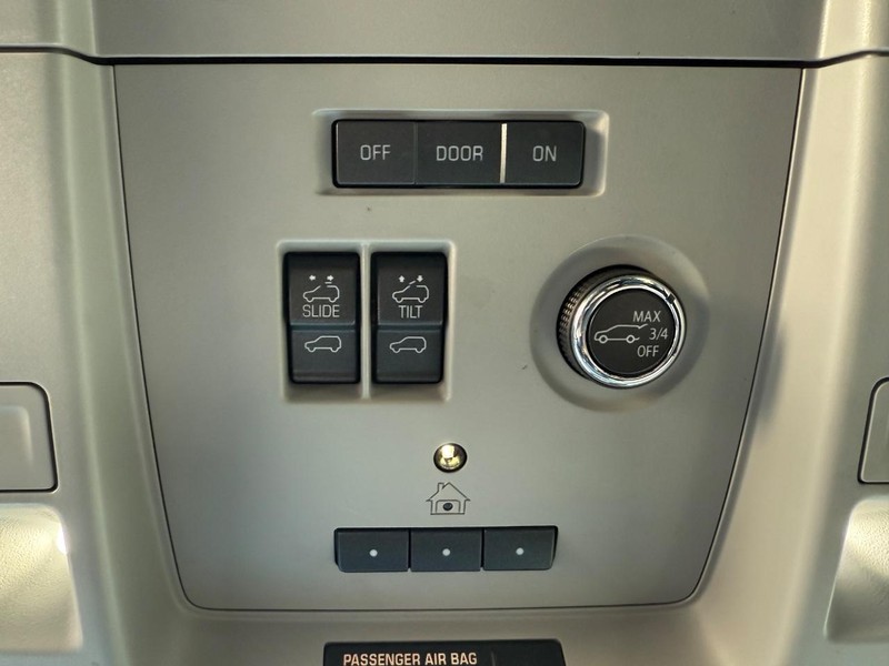 Chevrolet Suburban Vehicle Full-screen Gallery Image 31