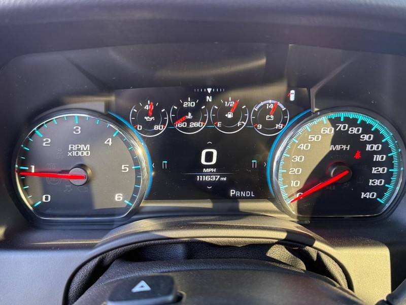 Chevrolet Suburban Vehicle Full-screen Gallery Image 32