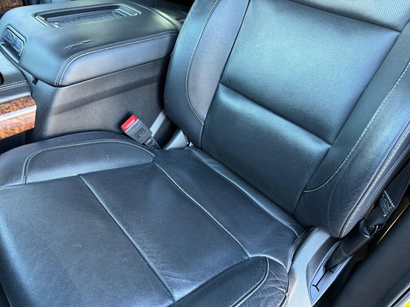 Chevrolet Suburban Vehicle Full-screen Gallery Image 34