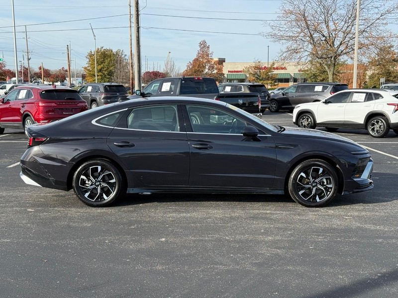 Hyundai Sonata Vehicle Full-screen Gallery Image 02