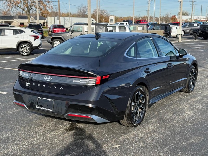 Hyundai Sonata Vehicle Full-screen Gallery Image 03