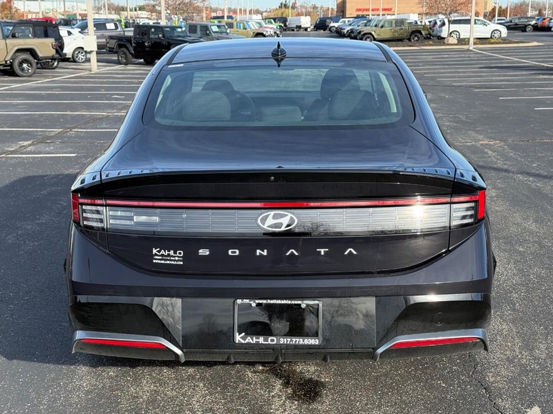 Hyundai Sonata Vehicle Full-screen Gallery Image 04