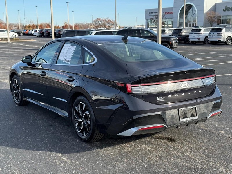 Hyundai Sonata Vehicle Full-screen Gallery Image 05