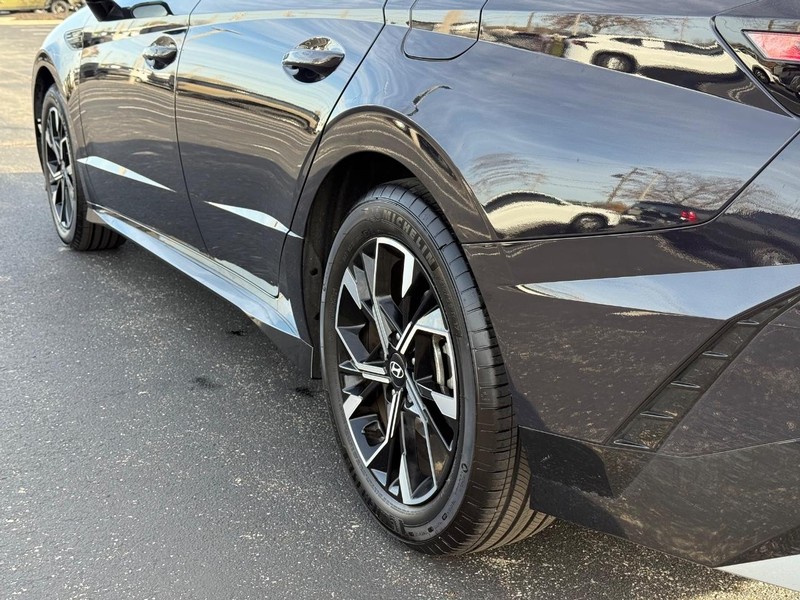 Hyundai Sonata Vehicle Full-screen Gallery Image 06