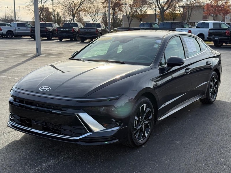 Hyundai Sonata Vehicle Full-screen Gallery Image 08