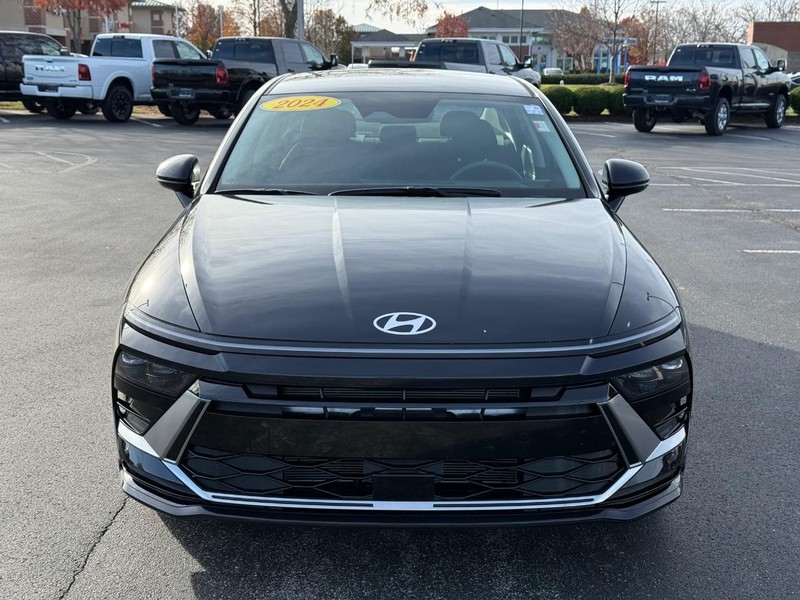 Hyundai Sonata Vehicle Full-screen Gallery Image 09