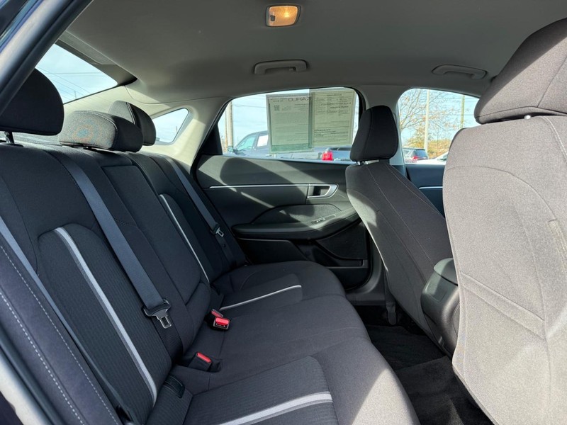 Hyundai Sonata Vehicle Full-screen Gallery Image 10