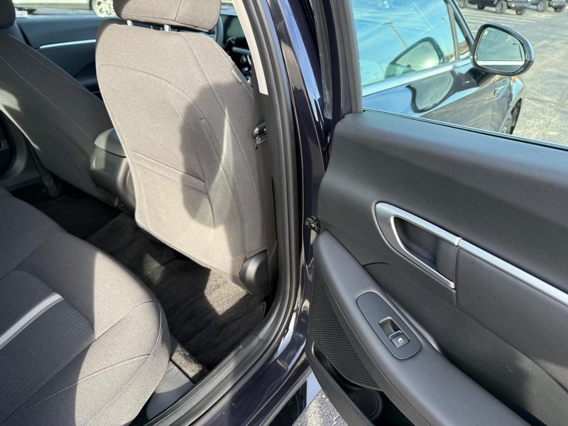 Hyundai Sonata Vehicle Full-screen Gallery Image 11