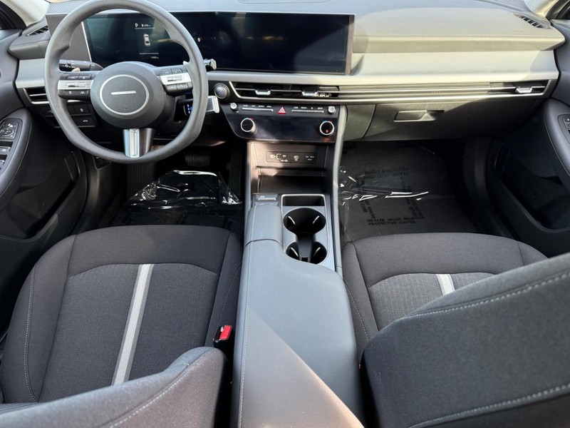 Hyundai Sonata Vehicle Full-screen Gallery Image 12