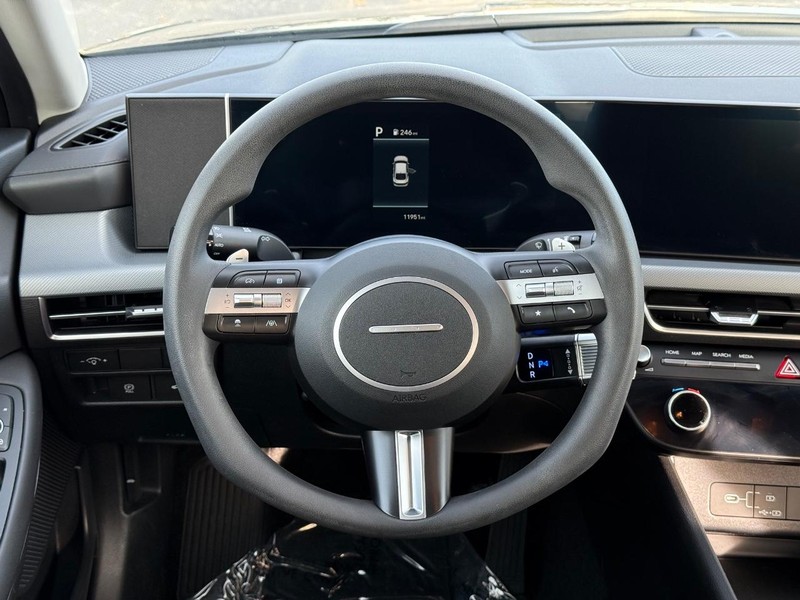 Hyundai Sonata Vehicle Full-screen Gallery Image 13