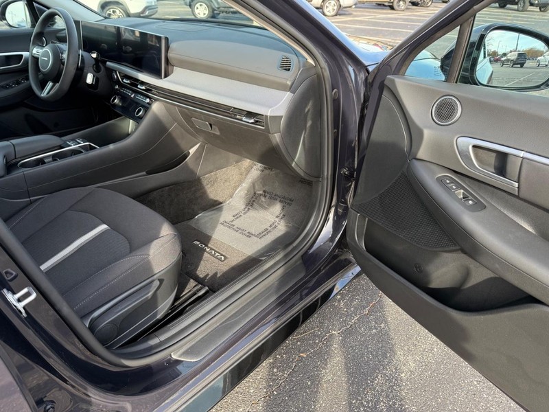 Hyundai Sonata Vehicle Full-screen Gallery Image 14