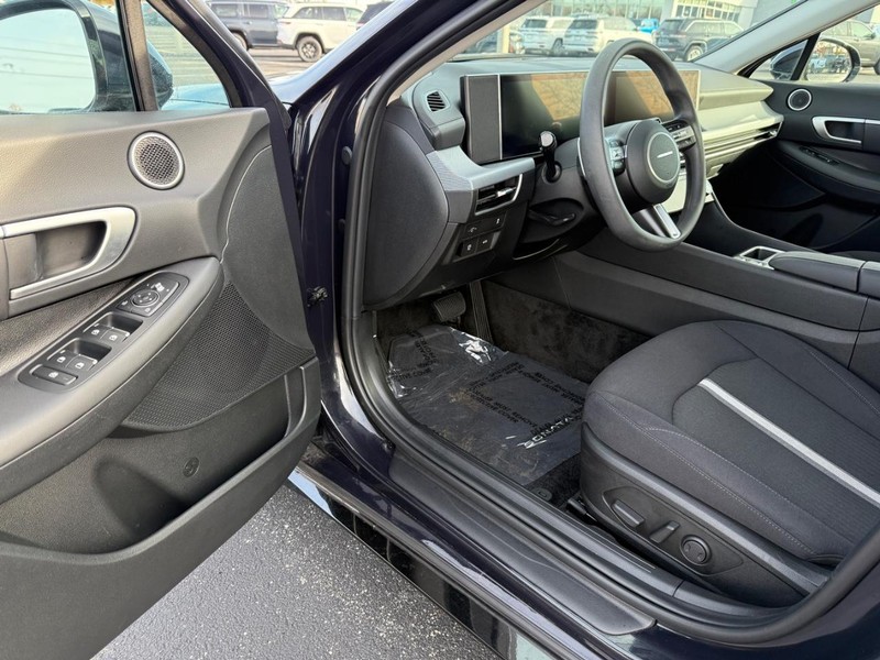 Hyundai Sonata Vehicle Full-screen Gallery Image 16