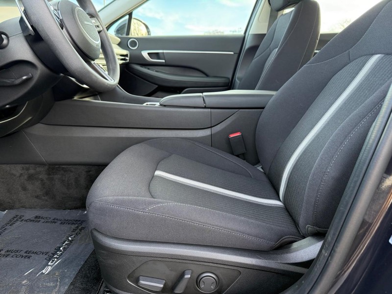 Hyundai Sonata Vehicle Full-screen Gallery Image 17