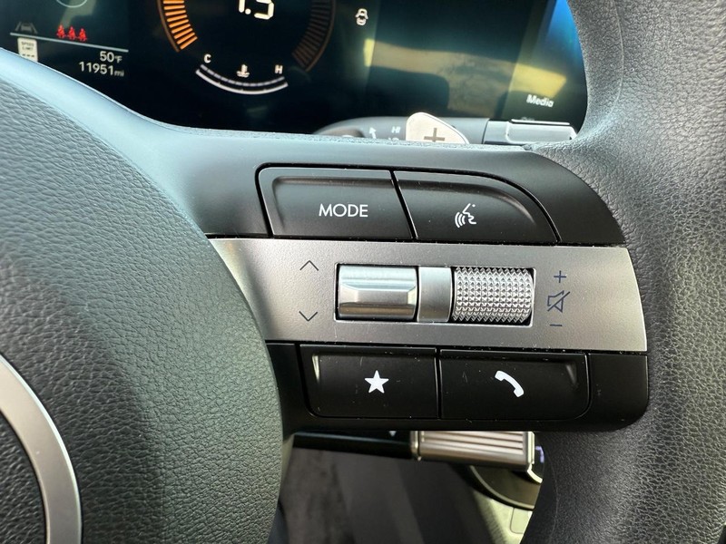 Hyundai Sonata Vehicle Full-screen Gallery Image 20