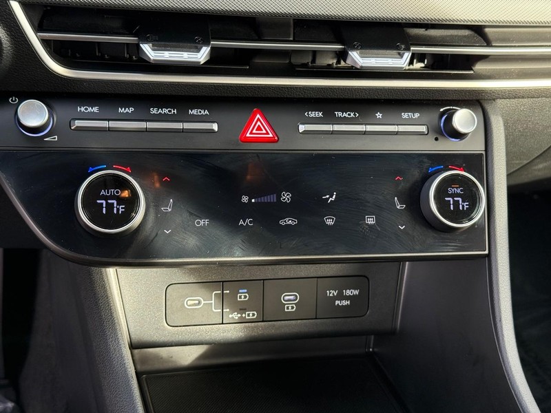 Hyundai Sonata Vehicle Full-screen Gallery Image 24