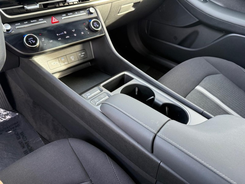 Hyundai Sonata Vehicle Full-screen Gallery Image 25