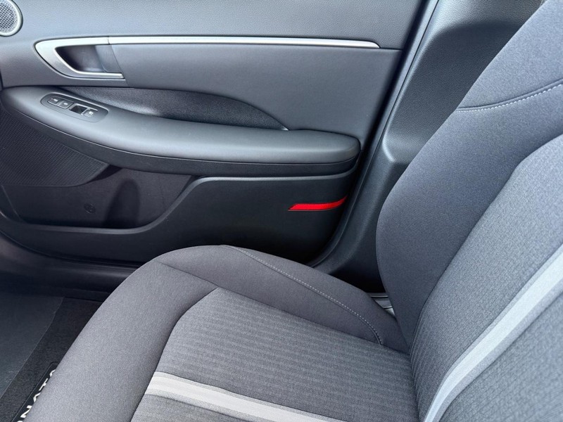 Hyundai Sonata Vehicle Full-screen Gallery Image 26