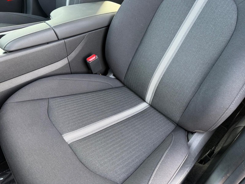 Hyundai Sonata Vehicle Full-screen Gallery Image 29