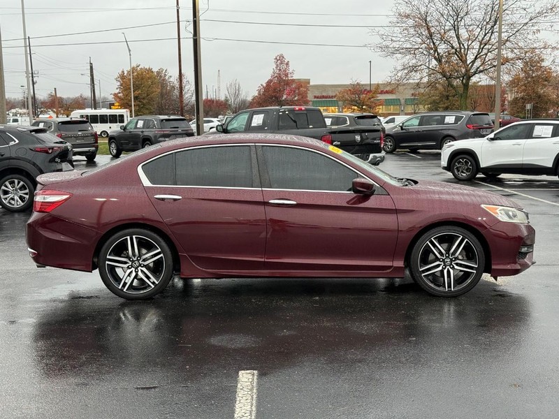 Honda Accord Sedan Vehicle Full-screen Gallery Image 2