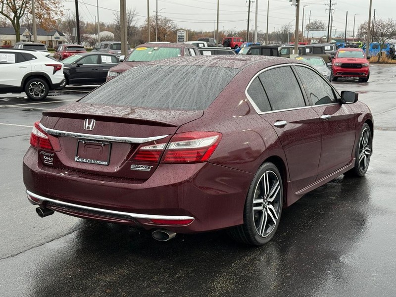 Honda Accord Sedan Vehicle Full-screen Gallery Image 3