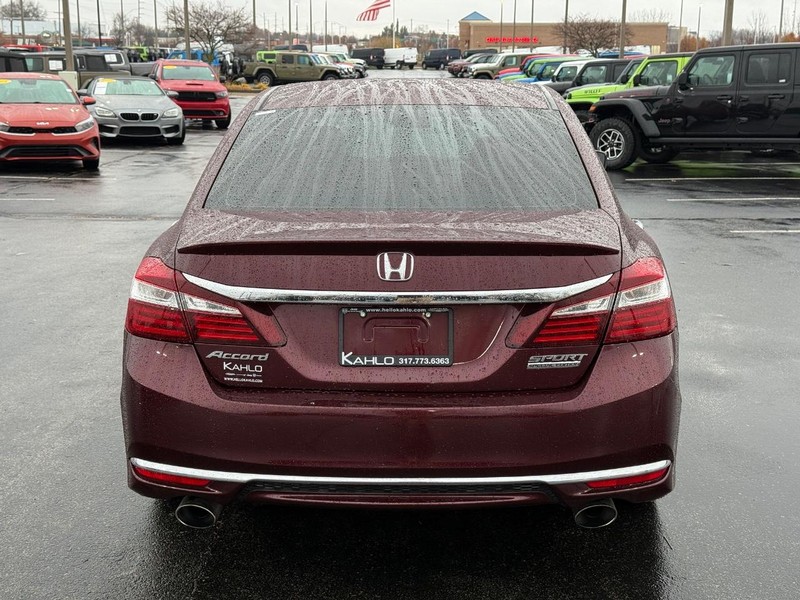 Honda Accord Sedan Vehicle Full-screen Gallery Image 4