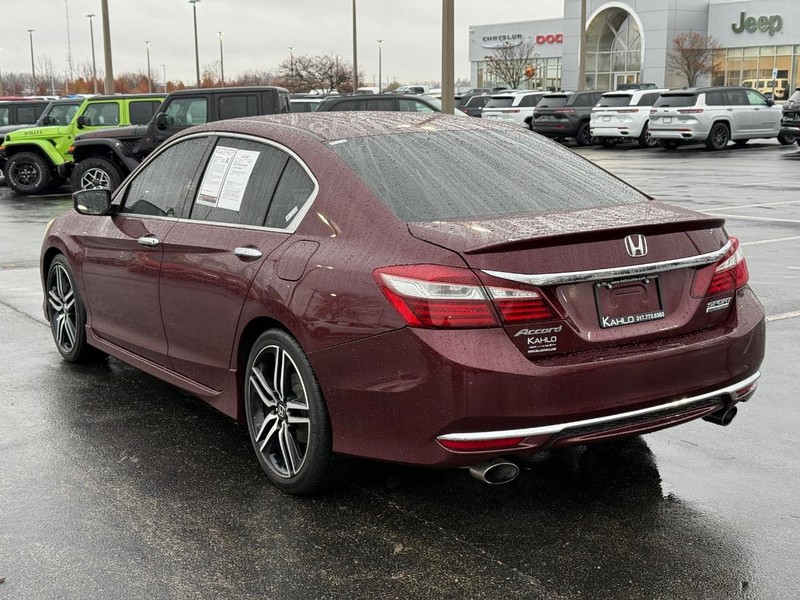 Honda Accord Sedan Vehicle Full-screen Gallery Image 5
