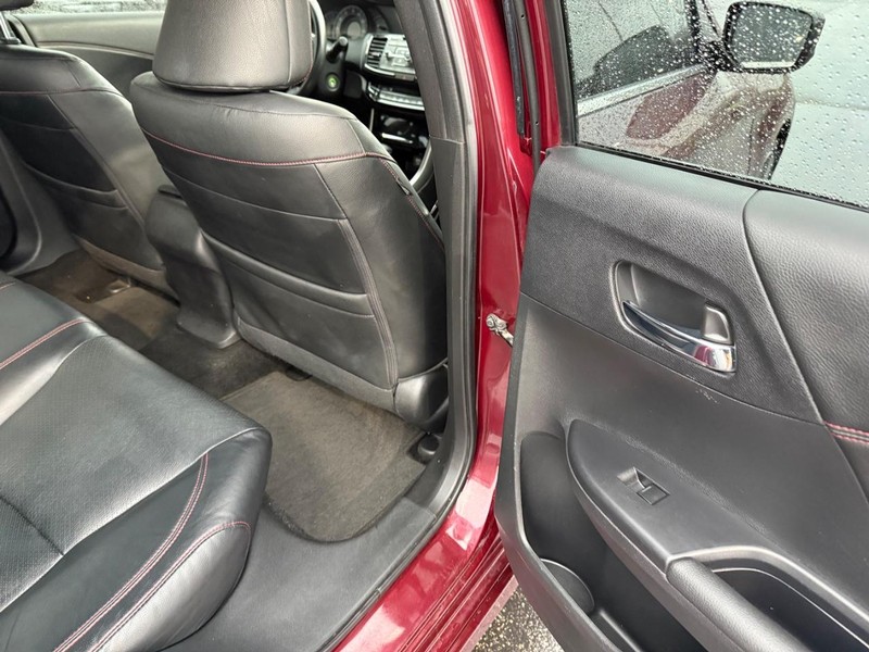 Honda Accord Sedan Vehicle Full-screen Gallery Image 12