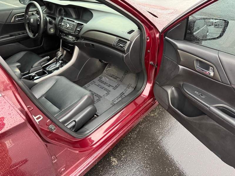 Honda Accord Sedan Vehicle Full-screen Gallery Image 15