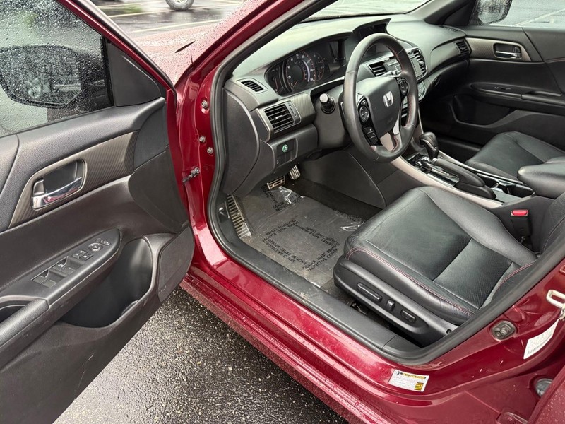 Honda Accord Sedan Vehicle Full-screen Gallery Image 17