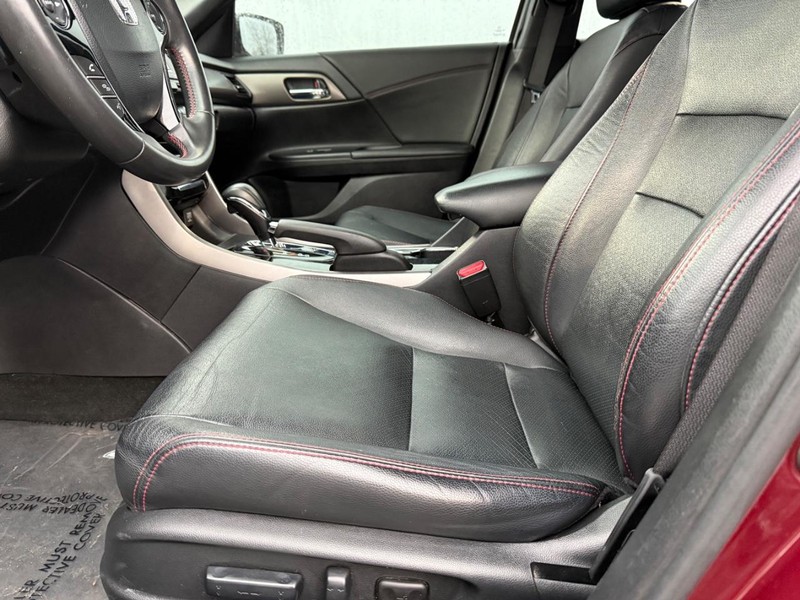 Honda Accord Sedan Vehicle Full-screen Gallery Image 18