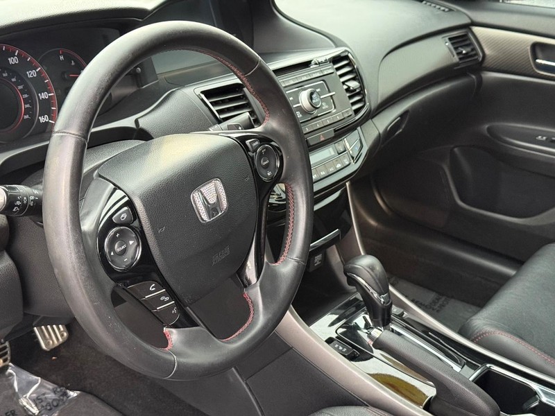 Honda Accord Sedan Vehicle Full-screen Gallery Image 19