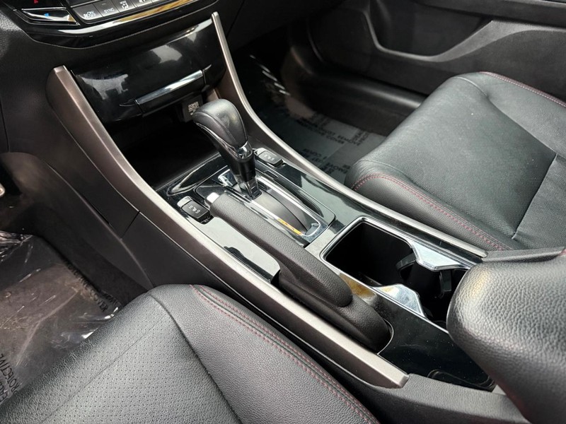 Honda Accord Sedan Vehicle Full-screen Gallery Image 25