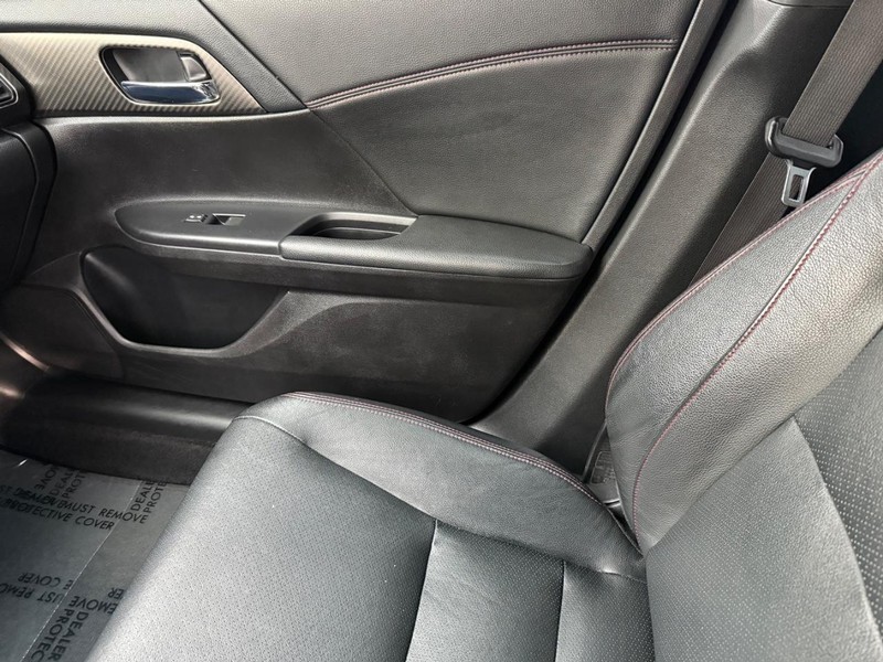 Honda Accord Sedan Vehicle Full-screen Gallery Image 26