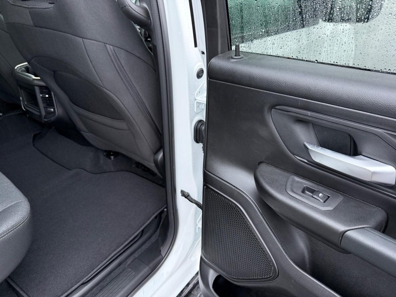 Ram 1500 Vehicle Full-screen Gallery Image 12