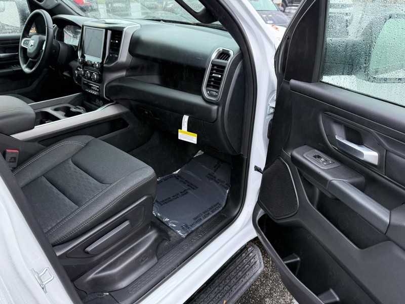 Ram 1500 Vehicle Full-screen Gallery Image 15