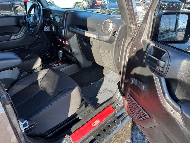 Jeep Wrangler JK Vehicle Full-screen Gallery Image 11