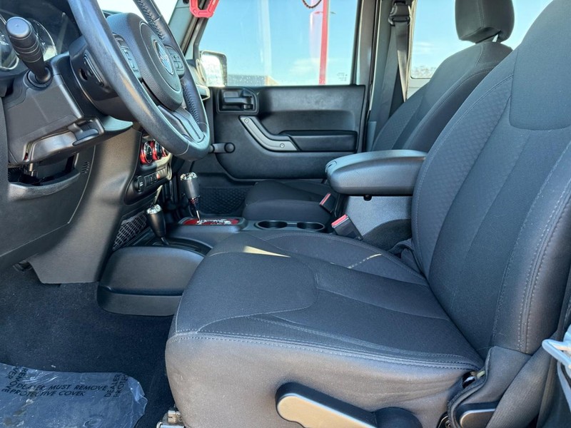 Jeep Wrangler JK Vehicle Full-screen Gallery Image 14