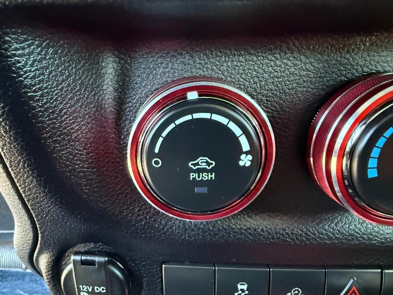 Jeep Wrangler JK Vehicle Full-screen Gallery Image 19