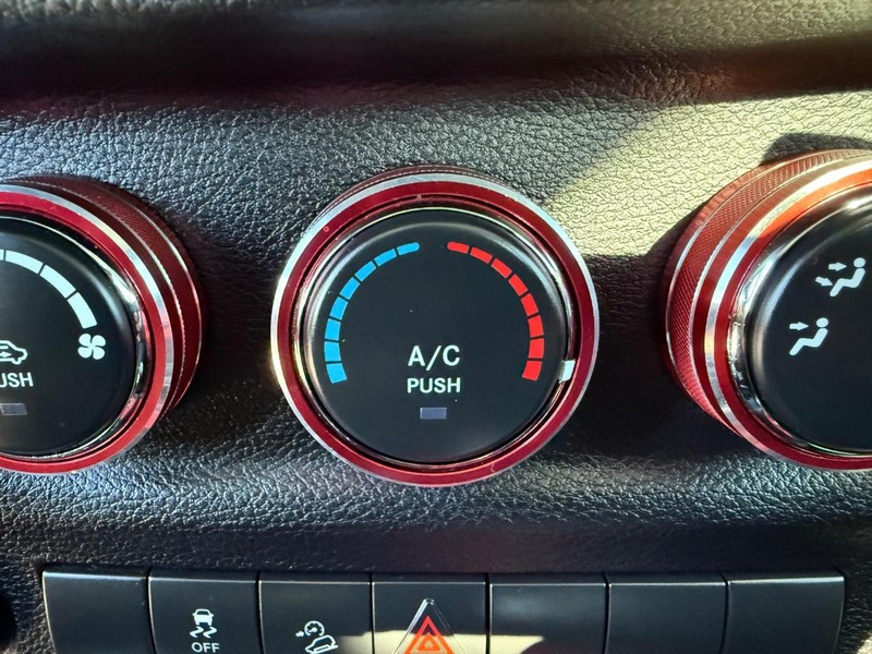 Jeep Wrangler JK Vehicle Full-screen Gallery Image 20