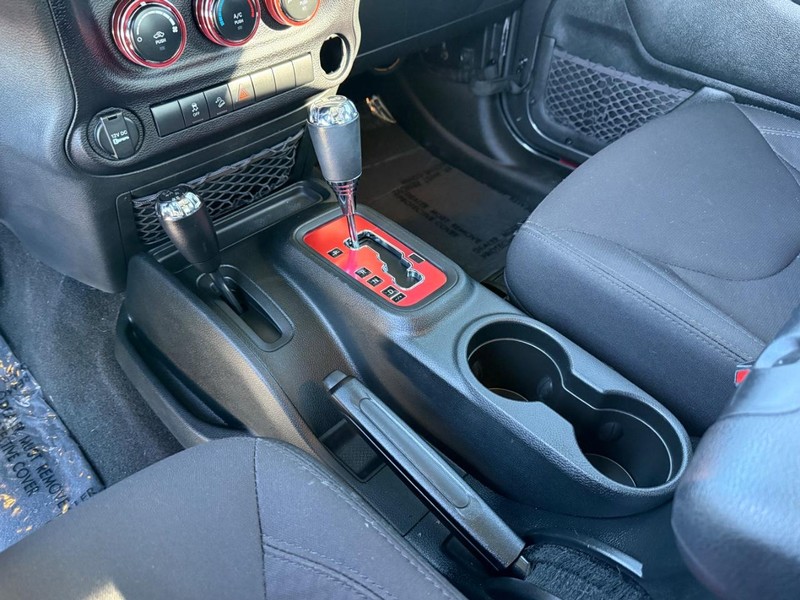 Jeep Wrangler JK Vehicle Full-screen Gallery Image 22