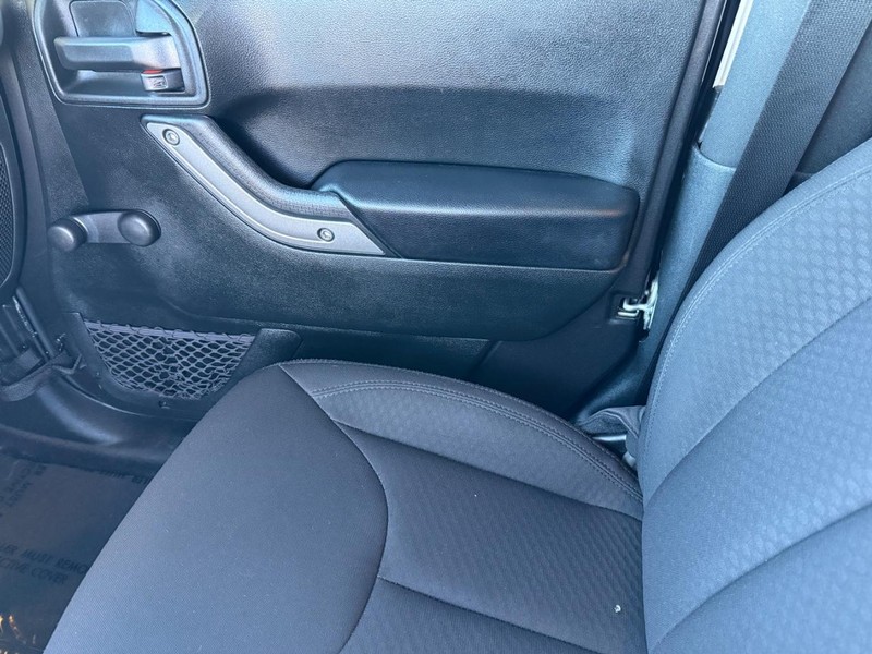 Jeep Wrangler JK Vehicle Full-screen Gallery Image 23