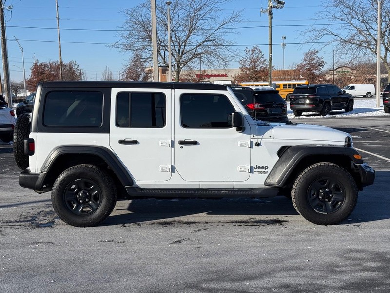 Jeep Wrangler Unlimited Vehicle Full-screen Gallery Image 2